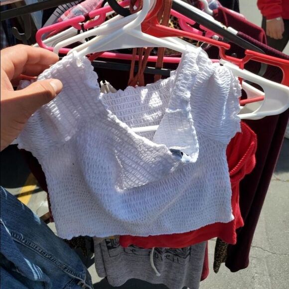 Size small medium and plus size queen size tops six items for 25 - Picture 7 of 13